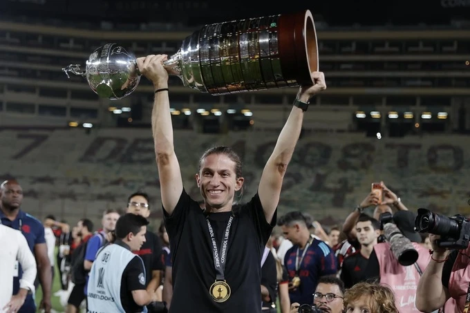 Filipe Luis nói về việc kế vị Diego Simeone ở Atletico Filipe Luis nói về việc kế vị Diego Simeone ở Atletico