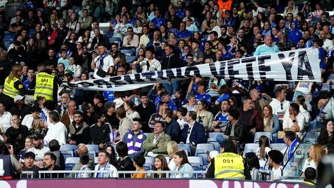 Florentino Perez tranh cãi với fan Real Madrid ngay trên sân Florentino Perez tranh cãi với fan Real Madrid ngay trên sân