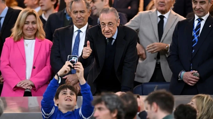 Florentino Perez tranh cãi với fan Real Madrid ngay trên sân Florentino Perez tranh cãi với fan Real Madrid ngay trên sân