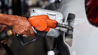 Giá xăng dầu đồng loạt tăng mạnh, dầu diesel vượt 27.600 đồng/lít