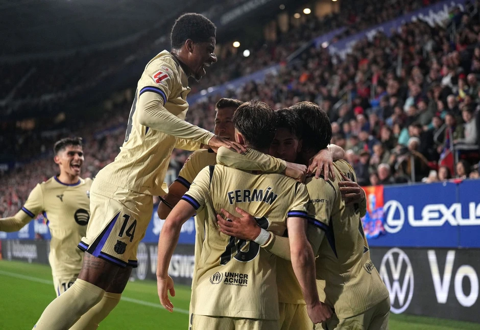 Hansi Flick ăn mừng chức vô địch La Liga dưới cơn mưa