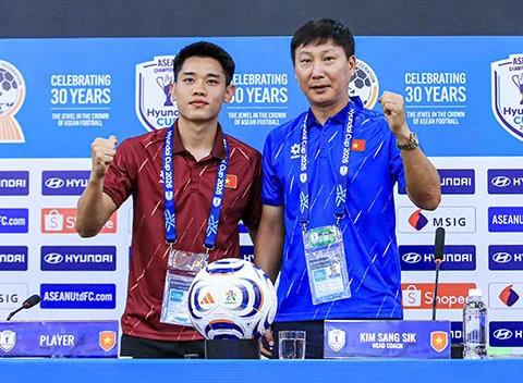 HLV Kim Sang Sik: ‘Thắng Singapore trước mới nghĩ đến Indonesia’ HLV Kim Sang Sik: ‘Thắng Singapore trước mới nghĩ đến Indonesia’