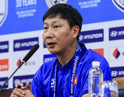 HLV Kim Sang Sik: ‘Thắng Singapore trước mới nghĩ đến Indonesia’ HLV Kim Sang Sik: ‘Thắng Singapore trước mới nghĩ đến Indonesia’