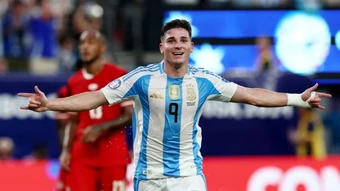Julian Alvarez mở đường để tới Barca - Báo TinVina