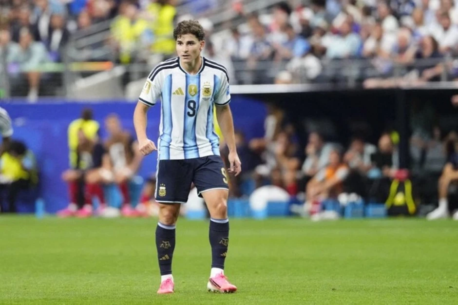 Julian Alvarez mở đường để tới Barca - Báo TinVina