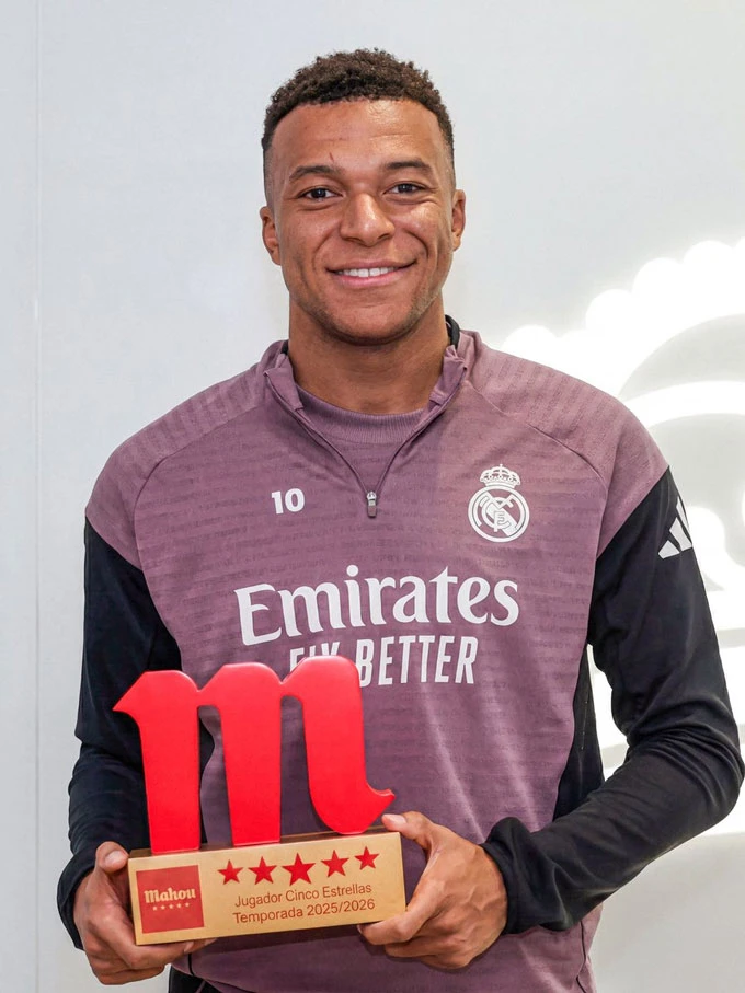 Kylian Mbappe giành giải Cầu thủ xuất sắc nhất mùa của Real Madrid Kylian Mbappe giành giải Cầu thủ xuất sắc nhất mùa của Real Madrid