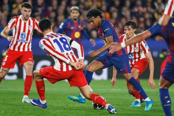 Lamine Yamal khiến cả Kylian Mbappe lẫn Vinicius phải cúi đầu Lamine Yamal khiến cả Kylian Mbappe lẫn Vinicius phải cúi đầu