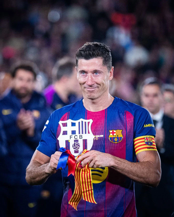Lewandowski chia tay đẫm nước mắt trong ngày Barca lập kỷ lục