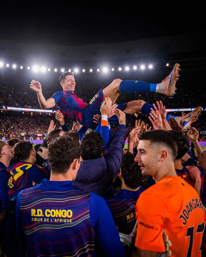 Lewandowski chia tay đẫm nước mắt trong ngày Barca lập kỷ lục
