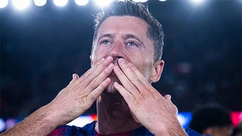 Lewandowski chia tay đẫm nước mắt trong ngày Barca lập kỷ lục