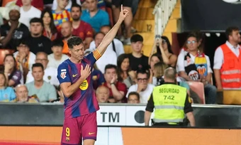 Lewandowski ghi bàn cuối cùng cho Barca