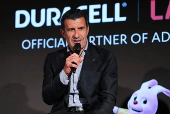 Luis Figo lên tiếng về bê bối phòng thay đồ Real Madrid