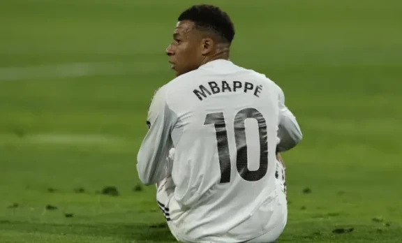 Mbappe đang tự biến mình thành "kẻ phản diện" tại Bernabeu Mbappe đang tự biến mình thành "kẻ phản diện" tại Bernabeu