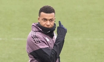 Mbappe tự cô lập ở Real