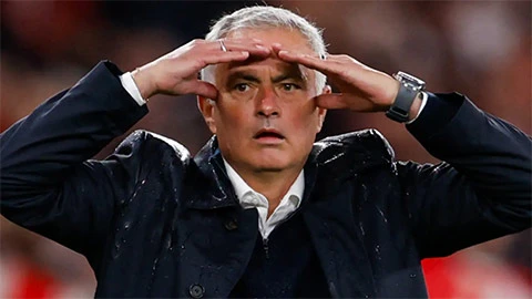 Mourinho nhận 'đòn giáng' đầu tiên tại Real Madrid