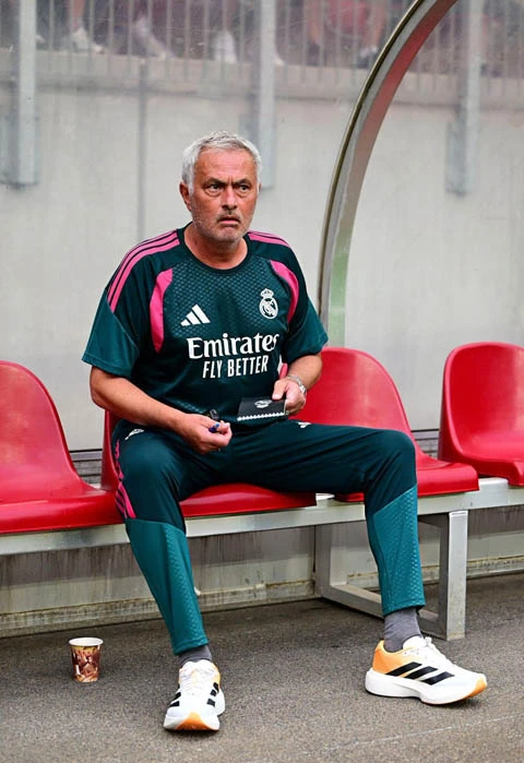 Mourinho thất vọng vì Real Madrid để Rodri rơi vào tay Barcelona