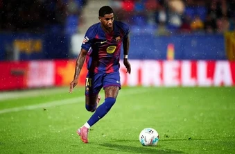 Neville yêu cầu Barcelona trả đủ phí mua Marcus Rashford