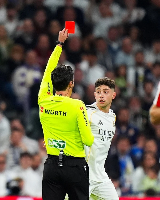 Nghịch lý ở Real Madrid: Lỗi ít, thẻ nhiều