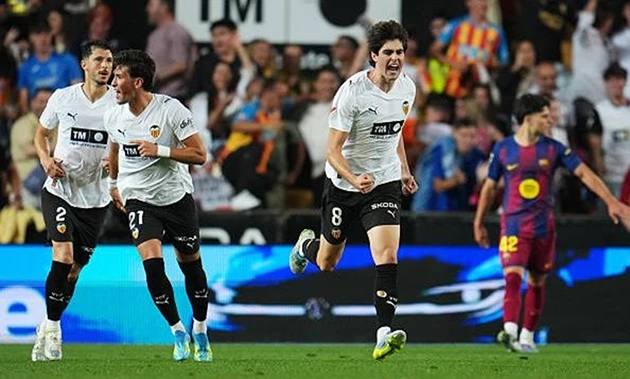 Ngược dòng thắng Barca, Valencia vẫn cay đắng mất vé châu Âu Ngược dòng thắng Barca, Valencia vẫn cay đắng mất vé châu Âu