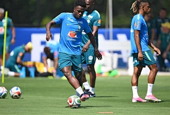 Nhìn Ancelotti, Mourinho có thể tìm thấy cách giúp Vini tỏa sáng
