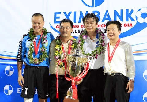 Những ‘lát cắt’ trong sự nghiệp của HLV Phan Thanh Hùng Những ‘lát cắt’ trong sự nghiệp của HLV Phan Thanh Hùng
