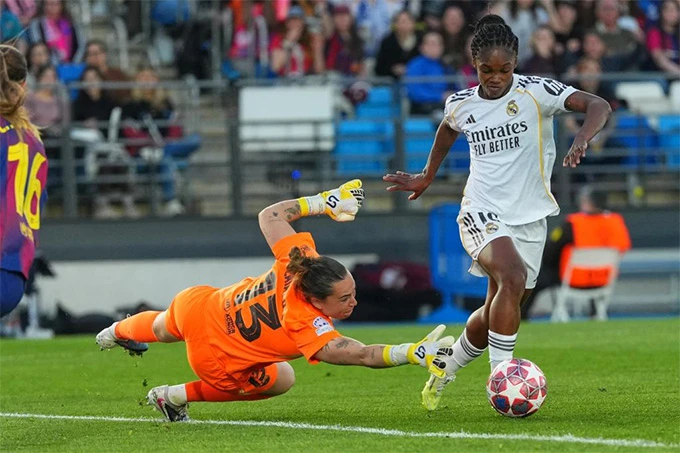 Nữ Barca 'hủy diệt' Nữ Real Madrid bằng một sét tennis, đặt một chân vào bán kết Champions League