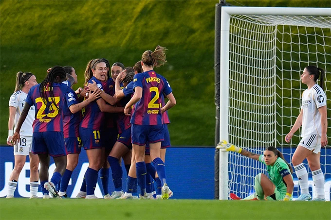 Nữ Barca 'hủy diệt' Nữ Real Madrid bằng một sét tennis, đặt một chân vào bán kết Champions League