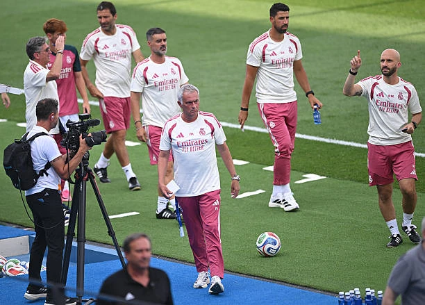 Phim tài liệu Netflix lột bỏ vỏ bọc gai góc của Mourinho Phim tài liệu Netflix lột bỏ vỏ bọc gai góc của Mourinho