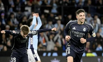 Real áp sát Barca bằng bàn thắng phút bù giờ
