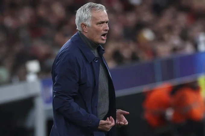 Real Madrid càng khủng hoảng, Mourinho càng trở nên phù hợp Real Madrid càng khủng hoảng, Mourinho càng trở nên phù hợp