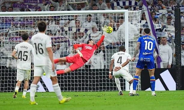Real Madrid hụt hơi trong cuộc đua vô địch La Liga với Barcelona Real Madrid hụt hơi trong cuộc đua vô địch La Liga với Barcelona