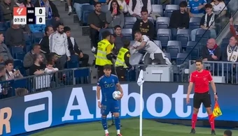 Real Madrid mạnh tay dẹp biểu ngữ đòi đuổi Florentino Perez