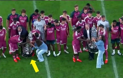 Real Madrid vừa vô địch, Vinicius lập tức ‘cà khịa’ chiếc cúp lịch sử Real Madrid vừa vô địch, Vinicius lập tức ‘cà khịa’ chiếc cúp lịch sử