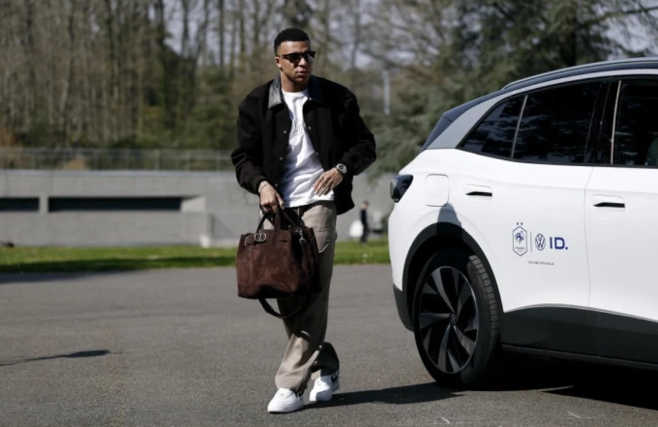 Real nhầm chân khi kiểm tra chấn thương Mbappe Real nhầm chân khi kiểm tra chấn thương Mbappe