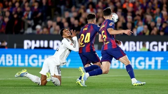 Real TV gọi pha phạm lỗi của hậu vệ Barca là 'trò hề'