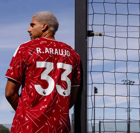 Ronald Araujo ra mắt Liverpool với số áo đặc biệt