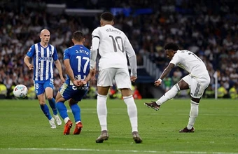 Siêu phẩm của Vinicius xua tan mây mù tại Bernabeu