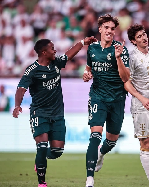 Số 9 mới của Real Madrid khiến Mourinho phát sốt Số 9 mới của Real Madrid khiến Mourinho phát sốt