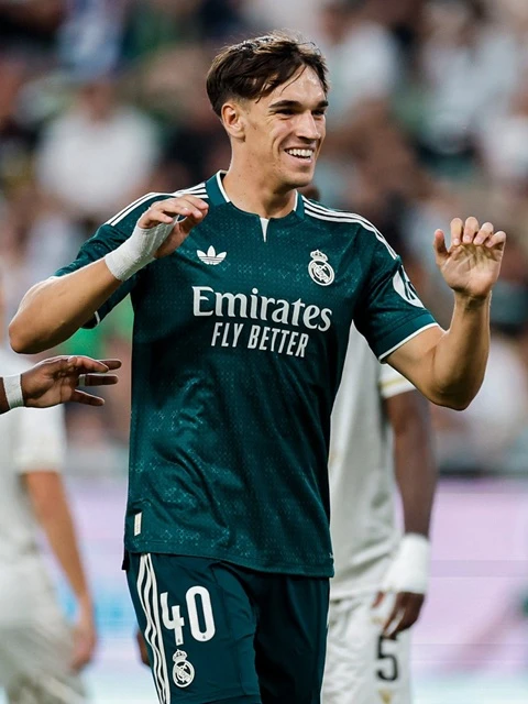 Số 9 mới của Real Madrid khiến Mourinho phát sốt Số 9 mới của Real Madrid khiến Mourinho phát sốt