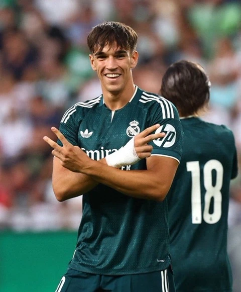 Số 9 mới của Real Madrid khiến Mourinho phát sốt Số 9 mới của Real Madrid khiến Mourinho phát sốt