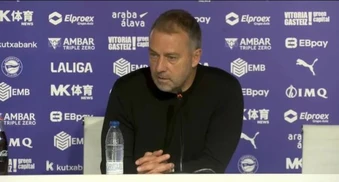 Thua trận 0-1, Hansi Flick vẫn khen ngợi Barca