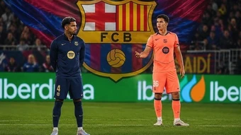 Trung vệ trẻ vừa ra mắt sắp đẩy Ronald Araujo khỏi Barca?