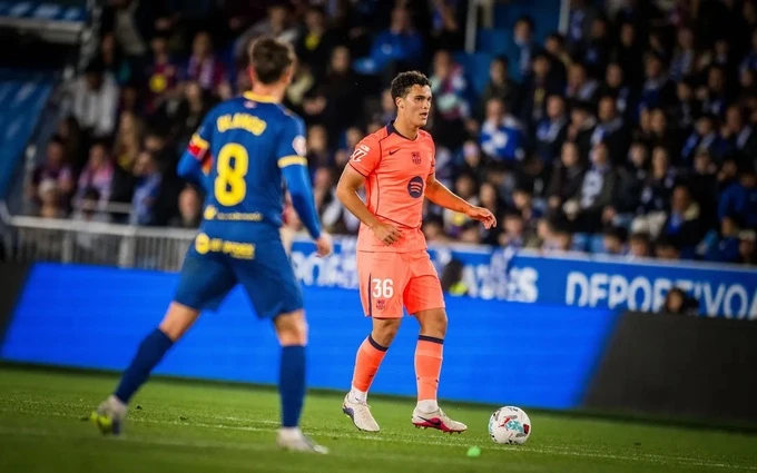 Trung vệ trẻ vừa ra mắt sắp đẩy Ronald Araujo khỏi Barca? Trung vệ trẻ vừa ra mắt sắp đẩy Ronald Araujo khỏi Barca?