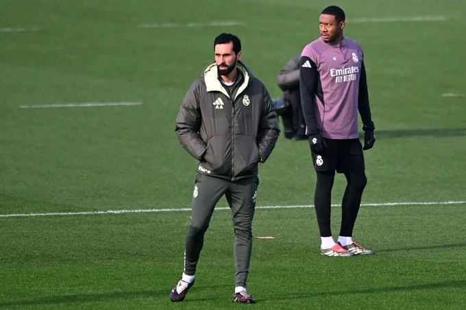 Vì sao phòng thay đồ của Real Madrid thành 'chiến trường'? Vì sao phòng thay đồ của Real Madrid thành 'chiến trường'?