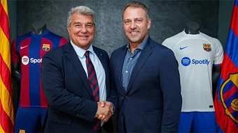 Vừa tái đắc cử chủ tịch Barca, Laporta ra quyết định về tương lai của Hansi Flick