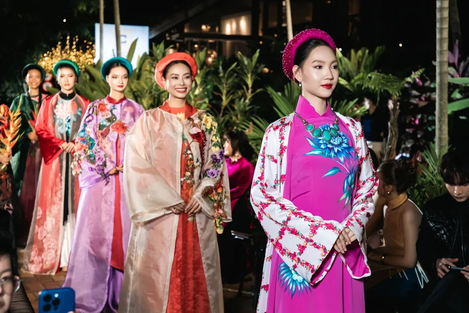 Dàn nghệ sĩ nhiều thế hệ cùng tôn vinh hành trình di sản của Lãnh Mỹ A trên sân khấu thời trang Dàn nghệ sĩ nhiều thế hệ cùng tôn vinh hành trình di sản của Lãnh Mỹ A trên sân khấu thời trang