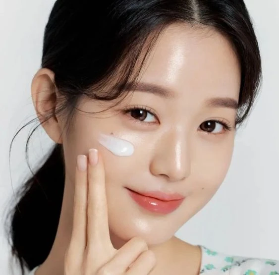 Giữa muôn vàn loại dưỡng ẩm, đâu là ‘texture chân ái’ dành cho da dầu mụn Giữa muôn vàn loại dưỡng ẩm, đâu là ‘texture chân ái’ dành cho da dầu mụn