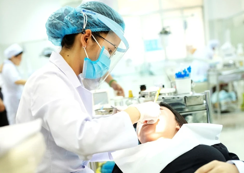 Siết quản lý nha khoa TP.HCM: Không để kỹ thuật xâm lấn 'vượt rào' Siết quản lý nha khoa TP.HCM: Không để kỹ thuật xâm lấn 'vượt rào'