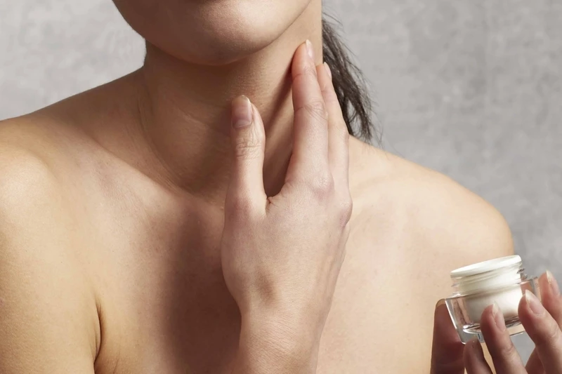 Vì sao da cổ ngày càng sạm đen? Những nguyên nhân ít người ngờ tới Vì sao da cổ ngày càng sạm đen? Những nguyên nhân ít người ngờ tới
