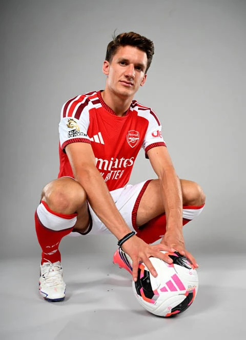 Arsenal chiêu mộ thành công Christos Tzolis với giá 34 triệu bảng